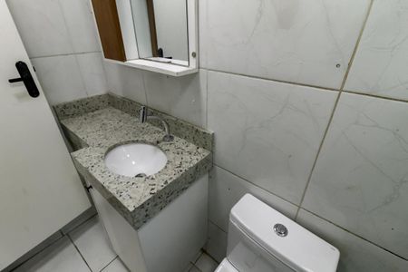 Casa para alugar com 48m², 2 quartos e 1 vaga Casa para alugar com 48m², 2 quartos e 1 vagaBanheiro Corredor
