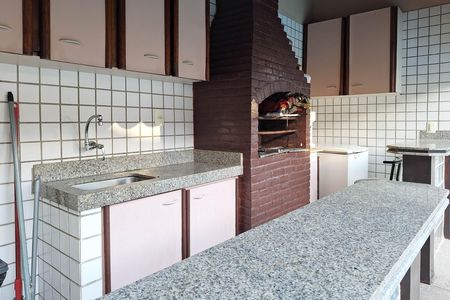 Casa à venda com 352m², 5 quartos e 3 vagas Casa à venda com 352m², 5 quartos e 3 vagasQuintal