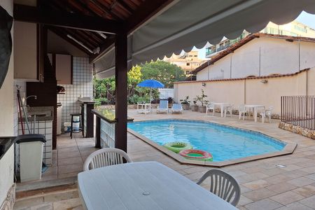 Casa à venda com 352m², 5 quartos e 3 vagas Casa à venda com 352m², 5 quartos e 3 vagasQuintal