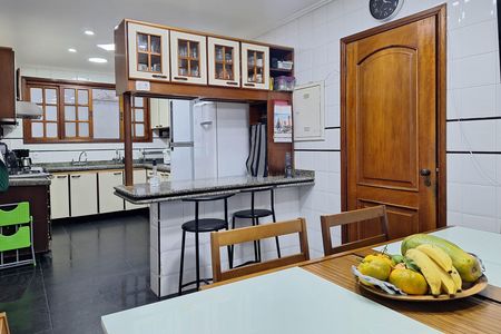 Casa à venda com 352m², 5 quartos e 3 vagas Casa à venda com 352m², 5 quartos e 3 vagasCozinha