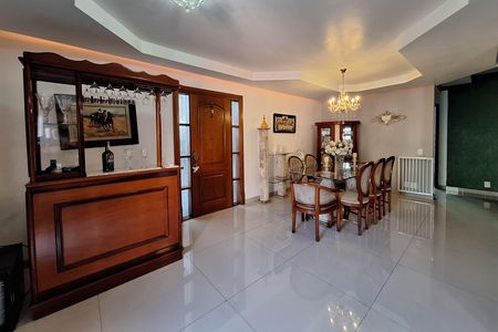 Casa à venda com 352m², 5 quartos e 3 vagas Casa à venda com 352m², 5 quartos e 3 vagasSala