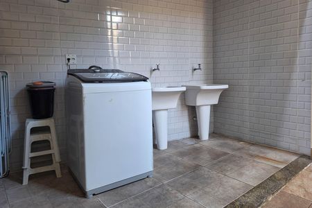 Casa à venda com 352m², 5 quartos e 3 vagas Casa à venda com 352m², 5 quartos e 3 vagasÁrea de Serviço
