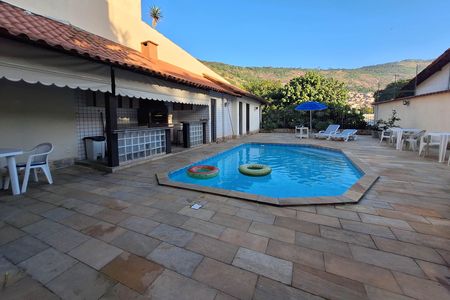 Casa à venda com 352m², 5 quartos e 3 vagas Casa à venda com 352m², 5 quartos e 3 vagasQuintal