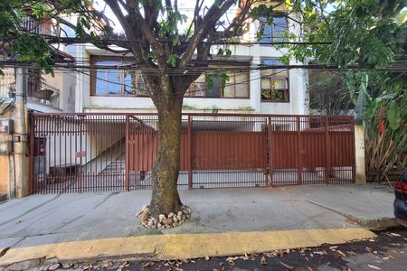 Casa à venda com 352m², 5 quartos e 3 vagas Casa à venda com 352m², 5 quartos e 3 vagasFachada