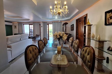 Casa à venda com 352m², 5 quartos e 3 vagas Casa à venda com 352m², 5 quartos e 3 vagasSala