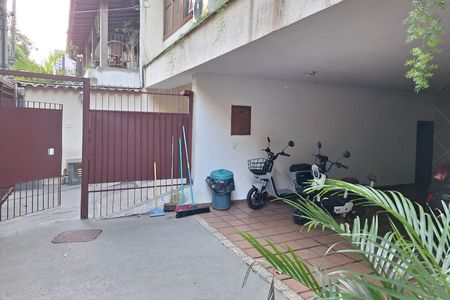 Casa à venda com 352m², 5 quartos e 3 vagas Casa à venda com 352m², 5 quartos e 3 vagasGaragem