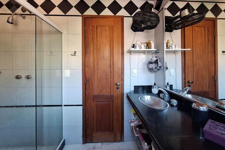 Casa à venda com 352m², 5 quartos e 3 vagas Casa à venda com 352m², 5 quartos e 3 vagasBanheiro da Suíte 1