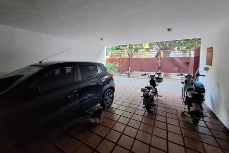 Casa à venda com 352m², 5 quartos e 3 vagas Casa à venda com 352m², 5 quartos e 3 vagasGaragem