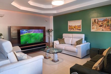 Casa à venda com 352m², 5 quartos e 3 vagas Casa à venda com 352m², 5 quartos e 3 vagasSala