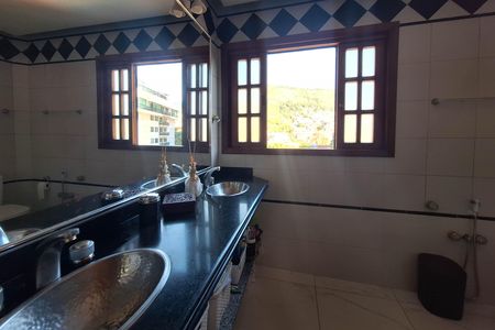Casa à venda com 352m², 5 quartos e 3 vagas Casa à venda com 352m², 5 quartos e 3 vagasBanheiro da Suíte 1