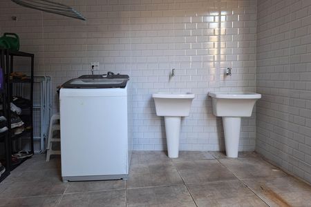 Casa à venda com 352m², 5 quartos e 3 vagas Casa à venda com 352m², 5 quartos e 3 vagasÁrea de Serviço
