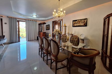 Casa à venda com 352m², 5 quartos e 3 vagas Casa à venda com 352m², 5 quartos e 3 vagasSala