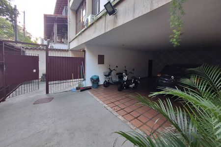 Casa à venda com 352m², 5 quartos e 3 vagas Casa à venda com 352m², 5 quartos e 3 vagasGaragem