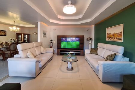 Casa à venda com 352m², 5 quartos e 3 vagas Casa à venda com 352m², 5 quartos e 3 vagasSala