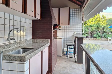 Casa à venda com 352m², 5 quartos e 3 vagas Casa à venda com 352m², 5 quartos e 3 vagasQuintal
