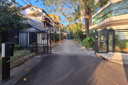 Casa à venda com 352m², 5 quartos e 3 vagas Casa à venda com 352m², 5 quartos e 3 vagasFachada