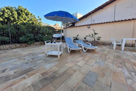 Casa à venda com 352m², 5 quartos e 3 vagas Casa à venda com 352m², 5 quartos e 3 vagasQuintal