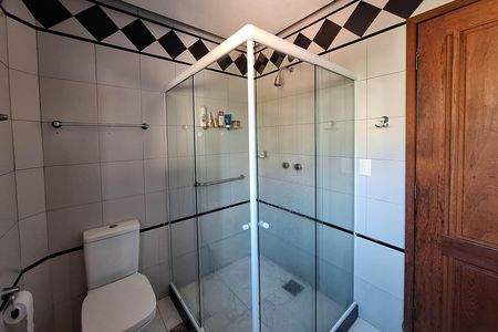 Casa à venda com 352m², 5 quartos e 3 vagas Casa à venda com 352m², 5 quartos e 3 vagasBanheiro da Suíte 1
