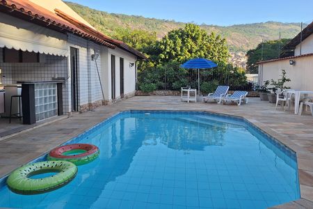 Casa à venda com 352m², 5 quartos e 3 vagas Casa à venda com 352m², 5 quartos e 3 vagasQuintal