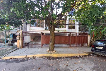 Casa à venda com 352m², 5 quartos e 3 vagas Casa à venda com 352m², 5 quartos e 3 vagasFachada