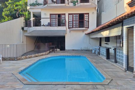 Casa à venda com 352m², 5 quartos e 3 vagas Casa à venda com 352m², 5 quartos e 3 vagasQuintal