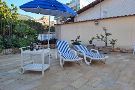 Casa à venda com 352m², 5 quartos e 3 vagas Casa à venda com 352m², 5 quartos e 3 vagasQuintal