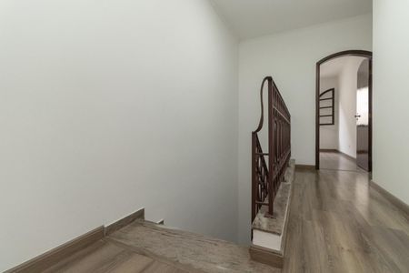 Casa para alugar com 350m², 4 quartos e 2 vagas Casa para alugar com 350m², 4 quartos e 2 vagasEscada dos quartos