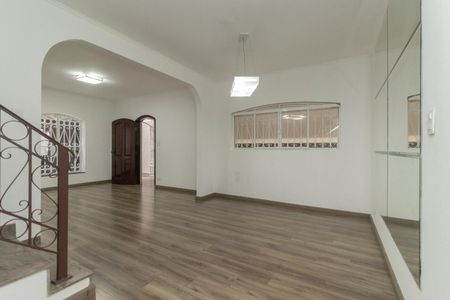 Casa para alugar com 4 quartos, 350m² em Jardim Avelino, São Paulo