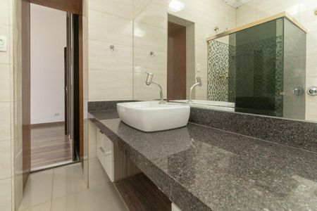 Casa para alugar com 350m², 4 quartos e 2 vagas Casa para alugar com 350m², 4 quartos e 2 vagasBanheiro da Suíte 1