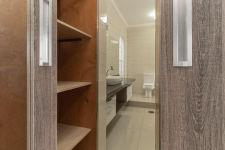 Casa para alugar com 350m², 4 quartos e 2 vagas Casa para alugar com 350m², 4 quartos e 2 vagasBanheiro da Suíte 1