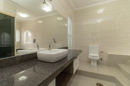 Casa para alugar com 350m², 4 quartos e 2 vagas Casa para alugar com 350m², 4 quartos e 2 vagasBanheiro da Suíte 1