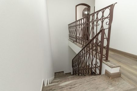 Casa para alugar com 350m², 4 quartos e 2 vagas Casa para alugar com 350m², 4 quartos e 2 vagasEscada dos quartos
