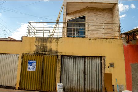 Fachada de casa à venda com 2 quartos, 196m² em Setor Estrela Dalva, Goiânia