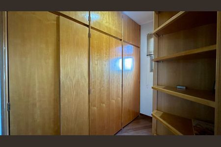 Apartamento à venda com 212m², 4 quartos e 3 vagas Apartamento à venda com 212m², 4 quartos e 3 vagasCloset