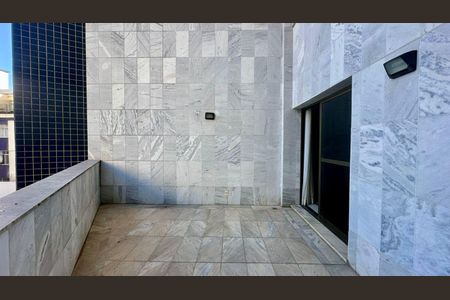 Apartamento à venda com 212m², 4 quartos e 3 vagas Apartamento à venda com 212m², 4 quartos e 3 vagasVaranda