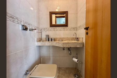 Apartamento à venda com 212m², 4 quartos e 3 vagas Apartamento à venda com 212m², 4 quartos e 3 vagasLavabo
