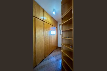 Apartamento à venda com 212m², 4 quartos e 3 vagas Apartamento à venda com 212m², 4 quartos e 3 vagasCloset