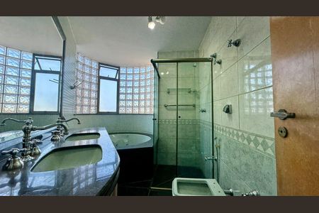 Apartamento à venda com 212m², 4 quartos e 3 vagas Apartamento à venda com 212m², 4 quartos e 3 vagasBanheiro