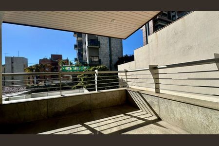 Apartamento à venda com 212m², 4 quartos e 3 vagas Apartamento à venda com 212m², 4 quartos e 3 vagasVaranda