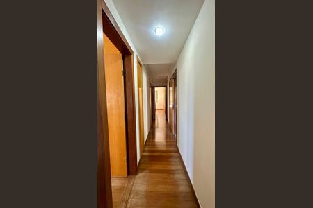 Apartamento à venda com 212m², 4 quartos e 3 vagas Apartamento à venda com 212m², 4 quartos e 3 vagasCorredor