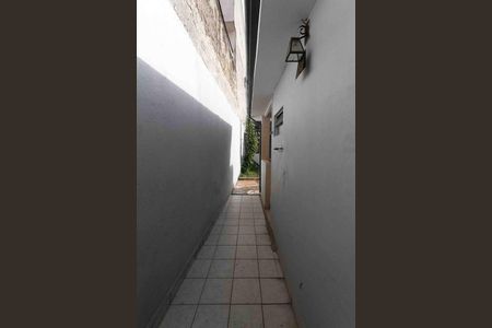 Casa para alugar com 250m², 2 quartos e 2 vagas Casa para alugar com 250m², 2 quartos e 2 vagasCorredor externo