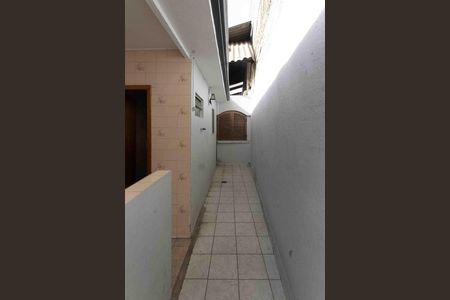 Casa para alugar com 250m², 2 quartos e 2 vagas Casa para alugar com 250m², 2 quartos e 2 vagasCorredor externo