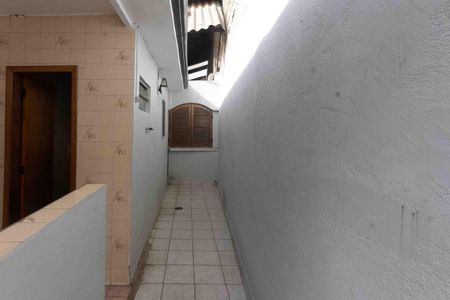 Casa para alugar com 250m², 2 quartos e 2 vagas Casa para alugar com 250m², 2 quartos e 2 vagasCorredor externo