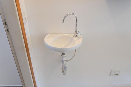 Banheiro de kitnet/studio para alugar com 1 quarto, 30m² em Sumaré, São Paulo