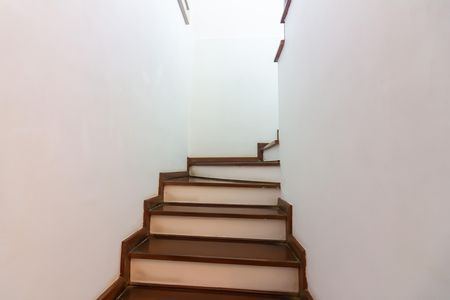 Casa à venda com 137m², 3 quartos e 3 vagas Casa à venda com 137m², 3 quartos e 3 vagasEscada