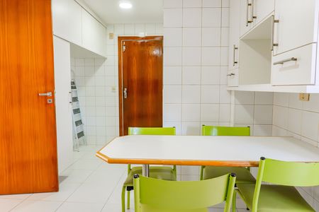Apartamento para alugar com 180m², 3 quartos e 1 vaga Apartamento para alugar com 180m², 3 quartos e 1 vagaCozinha