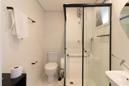 Banheiro de kitnet/studio para alugar com 1 quarto, 25m² em Butantã, São Paulo