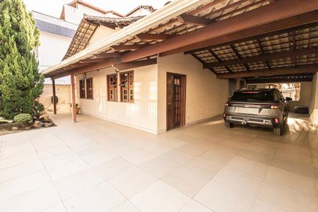 garagem de casa para alugar com 4 quartos, 518m² em Castelo, Belo Horizonte