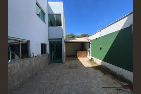 Quintal de casa para alugar com 3 quartos, 233m² em Parque Xangri-lá, Contagem