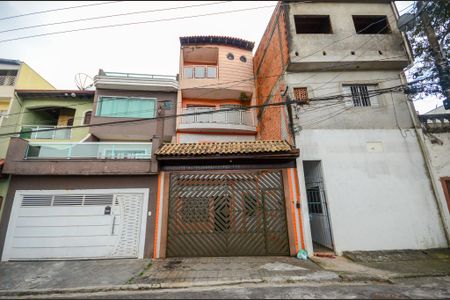 Casa à venda com 205m², 3 quartos e 2 vagas Casa à venda com 205m², 3 quartos e 2 vagasFachada